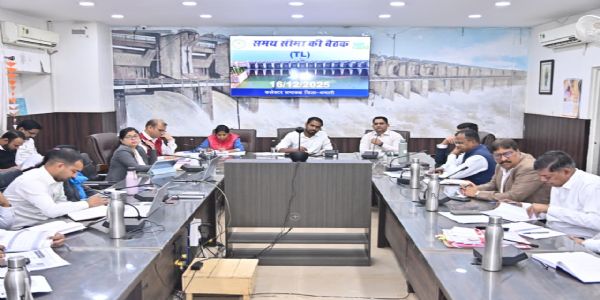 विकास को नई गति देने बजट प्रस्तावों पर कलेक्टर ने की विस्तृत समीक्षा