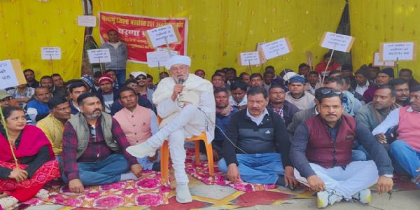 बर्खास्त अनुसेवकों ने समायोजन को लेकर किया प्रदर्शन, पूर्व स्‍पीकर ने दिया समर्थन