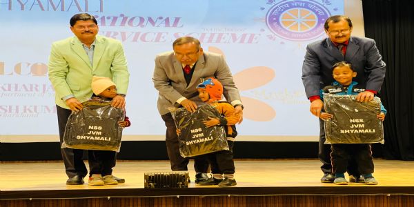 जेवीएम श्यामली में 84 बच्चों के बीच बैग का वितरण