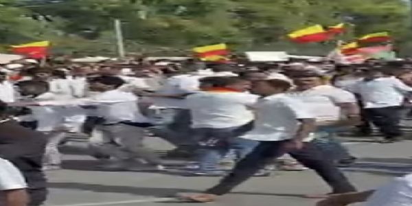 बेंगलुरु हवाई अड्डे के पास टैक्सी चालकों का उग्र प्रदर्शन, पुलिस ने किया लाठीचार्ज