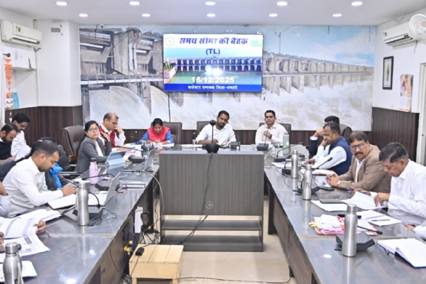 बैठक को संबाेधित करते हुए कलेक्टर अबिनाश मिश्रा। बैठक को संबाेधित करते हुए कलेक्टर अबिनाश मिश्रा।