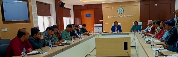 बैठक करते डीएम बैठक करते डीएम