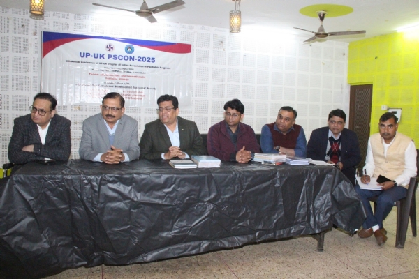 जानकारी देते चिकित्सक जानकारी देते चिकित्सक