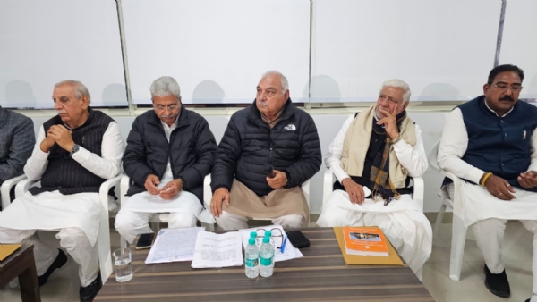 हरियाणा के पूर्व मुख्यमंत्री भूपेंद्र सिंह हुड्डा विधायक दल की बैठक लेते हुए