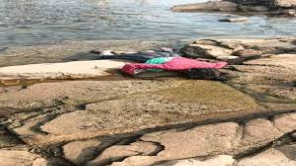 महिला ने दो बच्चों के साथ नदी में कूदकर दी जान महिला ने दो बच्चों के साथ नदी में कूदकर दी जान