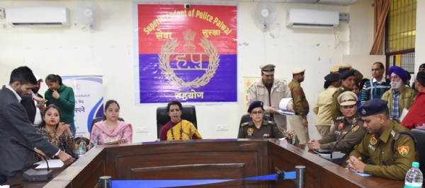 हरियाणा महिला आयोग की चेयरपर्सन रेनू भाटिया मीटिंग लेते हुए हरियाणा महिला आयोग की चेयरपर्सन रेनू भाटिया मीटिंग लेते हुए