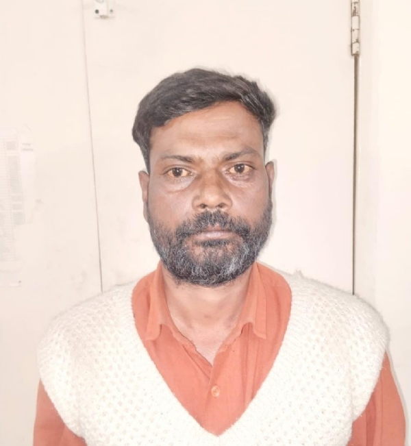 अवैध शराब बेचने का आरोपी सुकुल अवैध शराब बेचने का आरोपी सुकुल