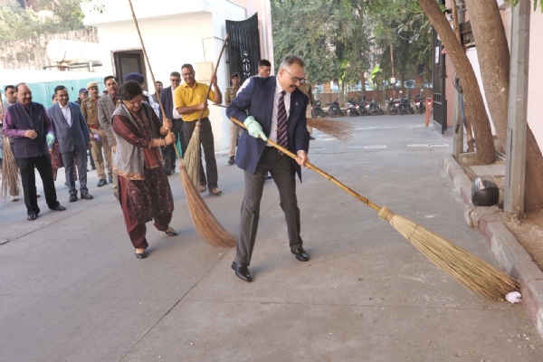 पुलिस मुख्यालय में स्वच्छ कार्यालय अभियान में डीजीपी शर्मा ने लगाई झाड़ू पुलिस मुख्यालय में स्वच्छ कार्यालय अभियान में डीजीपी शर्मा ने लगाई झाड़ू