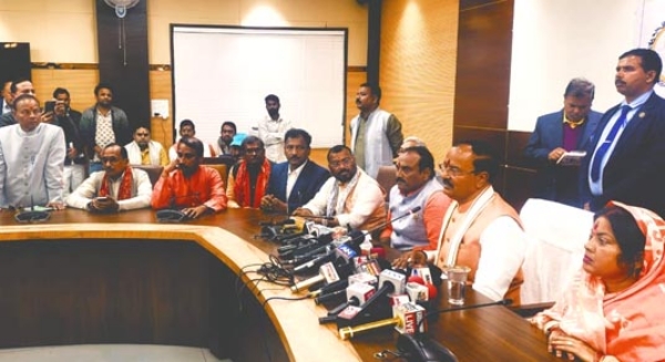 प्रेस वार्ता करते केशव प्रसाद मौर्य