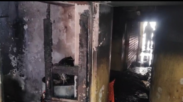 आग बुझने के बाद घर का दृश्य आग बुझने के बाद घर का दृश्य