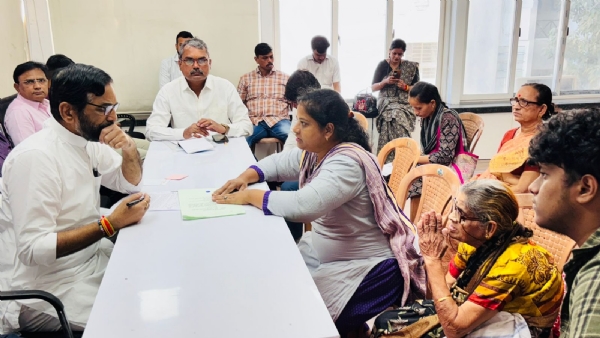 Public dialogue became popular with crowd Public dialogue became popular with crowd