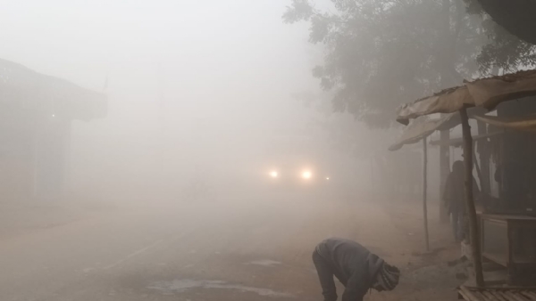 सड़को पर छाया अंधेरा लाइट जलाकर चलते हुए गाड़िया सड़को पर छाया अंधेरा लाइट जलाकर चलते हुए गाड़िया