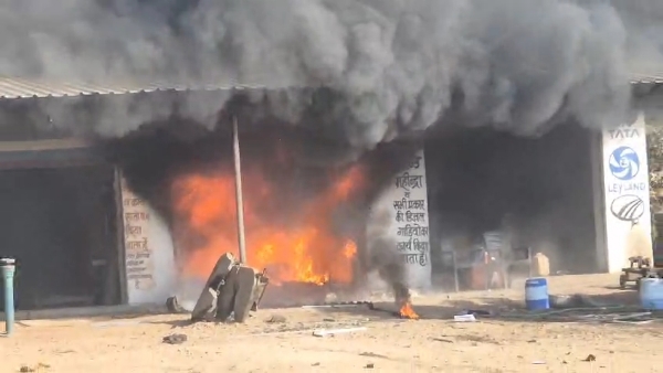 चित्तौड़गढ़ जिले के निंबाहेड़ा स्थित एक गोदाम में लगी भीषण आग। चित्तौड़गढ़ जिले के निंबाहेड़ा स्थित एक गोदाम में लगी भीषण आग।