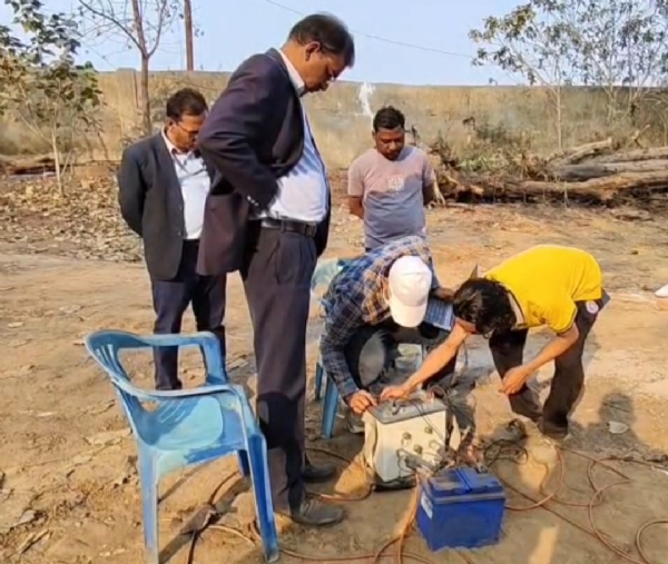 बोरहोल की तैयारी करते विशेषज्ञ बोरहोल की तैयारी करते विशेषज्ञ