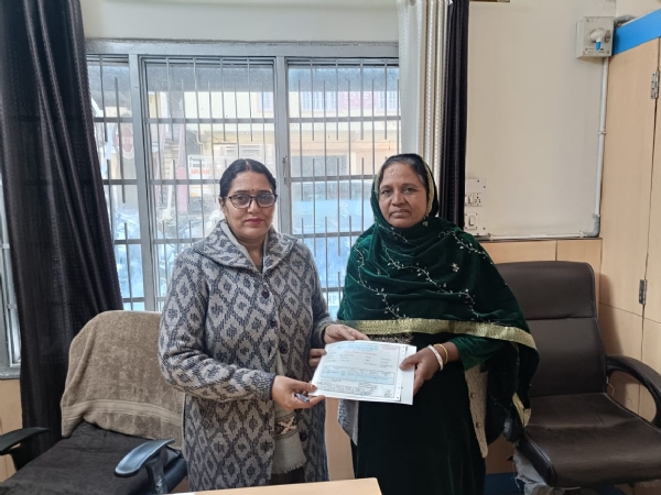 मृतक की पत्नी को बीमा क्लेम राशि सौंपते हुए। मृतक की पत्नी को बीमा क्लेम राशि सौंपते हुए।