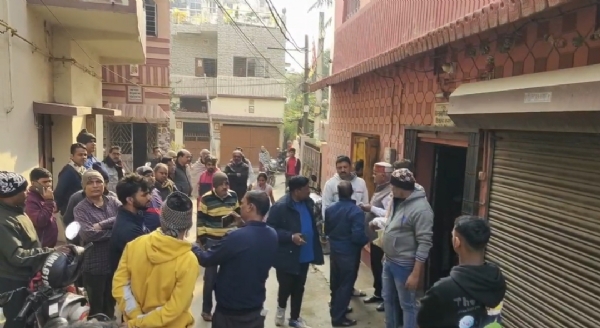 घर के बाहर जमा लोगों की भीड़ घर के बाहर जमा लोगों की भीड़