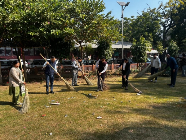 प्रशासक पूनम और आयुक्त गौरव सैनी ने स्वच्छता के संकल्प को साकार करने के लिए हाथ में थामी झाड़ू प्रशासक पूनम और आयुक्त गौरव सैनी ने स्वच्छता के संकल्प को साकार करने के लिए हाथ में थामी झाड़ू