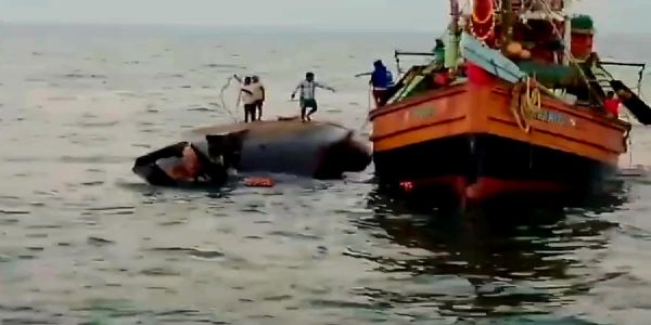 खींचकर लाया जा रहा  ट्रॉलर