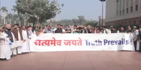 संसद भवन परिसर में प्रदर्शन करते विपक्षी सांसद