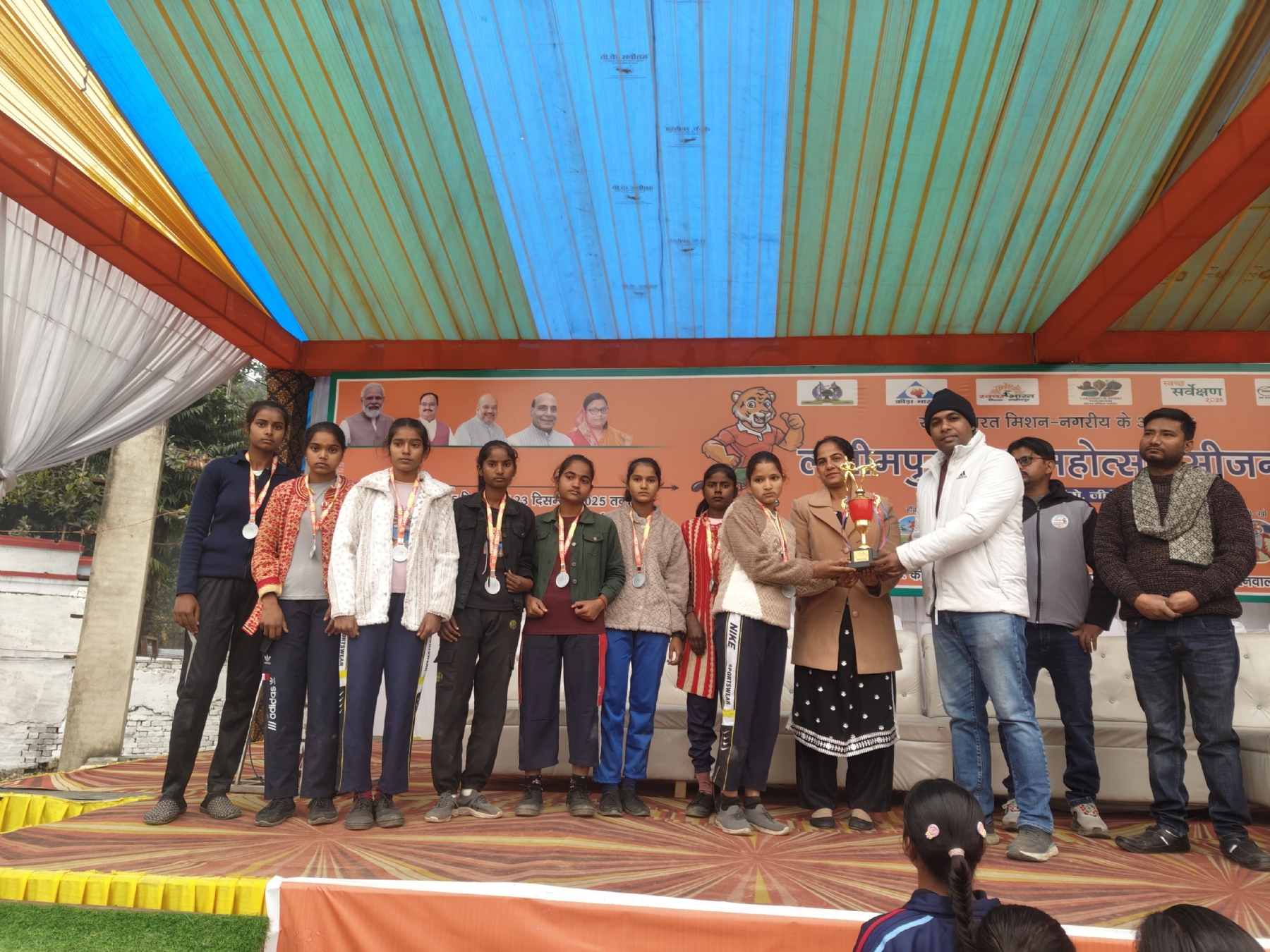 विजय टीम को ट्राफी देते अधिशासी अधिकारी संजय सिंह