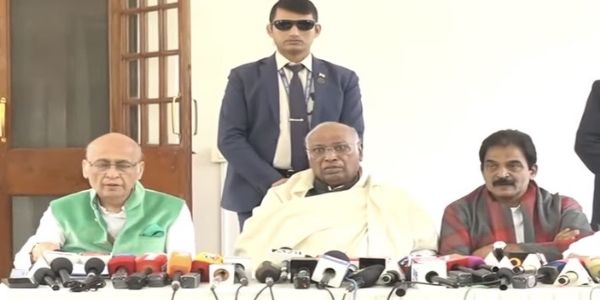 प्रेस कॉन्फ्रेंस में खरगे, सिंघवी और केसी वेणुगोपाल