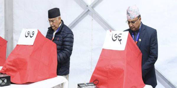 अध्यक्ष पद के दोनों उम्मीदवार अपना मत देते हुए