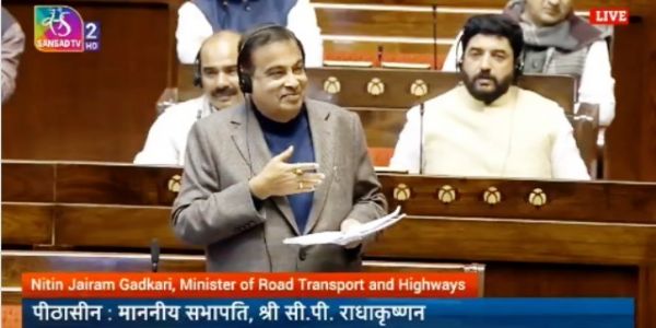 केंद्रीय मंत्री नितिन गडकरी बुधवार को राज्यसभा में प्रश्नकाल के दौरान
