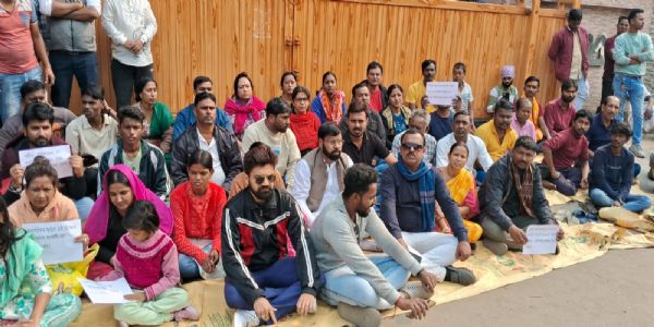 एडीडीए की जमीन पर अतिक्रमण मुक्त कराने का दुकानदारों ने किया विरोध, महिलाएं भी उतरी सडकों पर