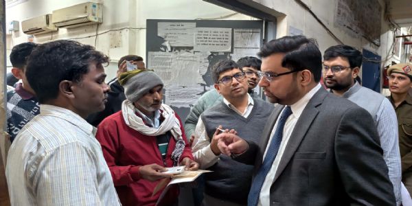 फरीदाबाद : डीसी ने परिवार पहचान पत्र केंद्र का किया औचक निरीक्षण