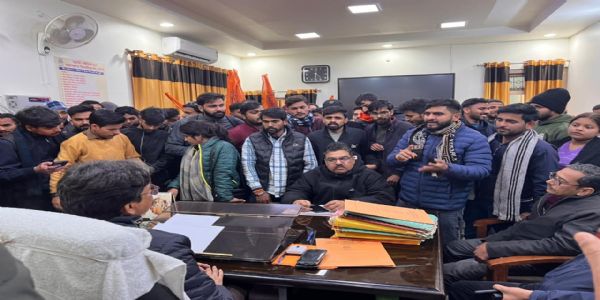 एबीवीपी ने किया एमजेपीआरयू के रजिस्ट्रार का घेराव