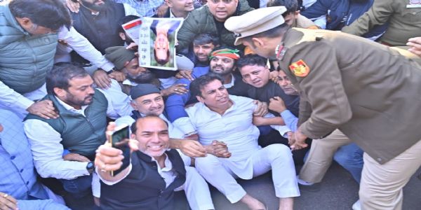 कांग्रेस का भाजपा मुख्यालय पर प्रदर्शन, दिल्ली कांग्रेस अध्यक्ष समेत पार्टी कार्यकर्ताओं को लिया गया हिरासत में