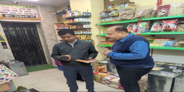 मिठाई और रिटेल दुकानों का औचक निरीक्षण, एक्सपायरी उत्पाद नष्ट