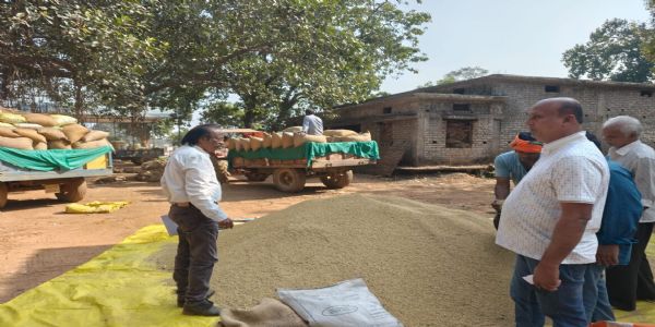 बगुंरसिया उपार्जन केन्द्र में धान की बढ़ने के साथ बढ़ी खरीद, उठाव में भी तेजी