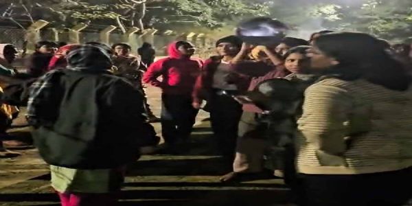 विश्वभारती कैंटीन में निम्न गुणवत्ता का खाना परोसे जाने का आरोप, छात्राओं ने थाली बजाकर किया प्रदर्शन