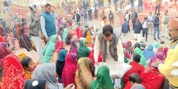 कन्नौज: समाज कल्याण मंत्री ने गरीबों को बांटे कम्बल