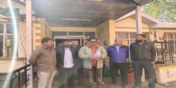 टैक्सी मैक्सी यूनियन ने एसपी को सौंपा ज्ञापन