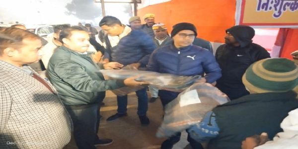 मंडलायुक्त ने रैन बसेरों , सार्वजनिक स्थलों का किया निरीक्षण, जरूरतमंदों को किया कम्बल वितरण