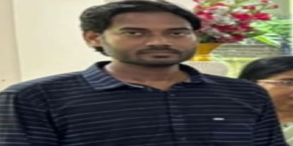 इकलाैते बेटे ने माता-पिता काे सिलबट्टे से कूच कर की हत्या फिर आरी से पांच टुकड़े कर शवाें काे नदी में फेंका