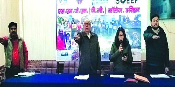 प्री एसआईआर के लिए जुटे अधिकारी व बीएलओ