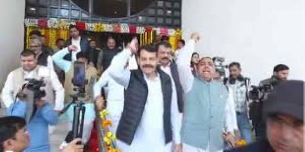 मप्र: मनरेगा का नाम बदलने के विरोध में कांग्रेस विधायक दल ने विधानसभा परिसर में गांधी प्रतिमा के पास किया प्रदर्शन