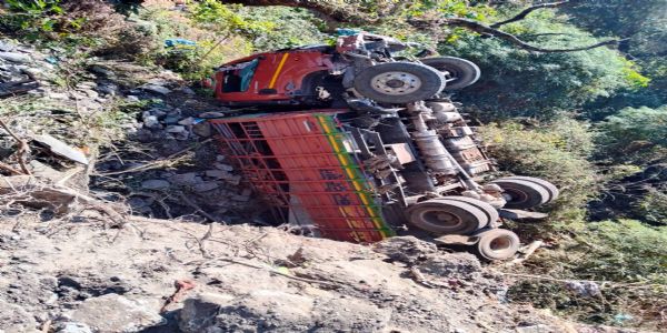 ज्योलीकोट के पास राष्ट्रीय राजमार्ग पर मिनी ट्रक खाई में गिरा