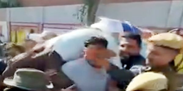 कांग्रेस ने जलाए पुतले, जमकर नारेबाजी कर किया विराेध