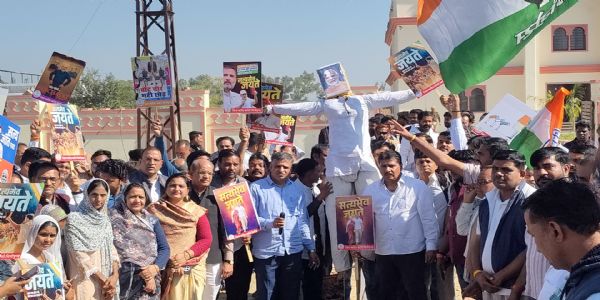 भाजपा कार्यालय के बाहर कांग्रेस का प्रदर्शन