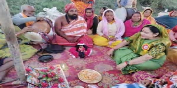 बिजनौर में अंडरपास के लिए धरना जारी,ग्रामीणों ने किया हनुमान चालीसा का पाठ