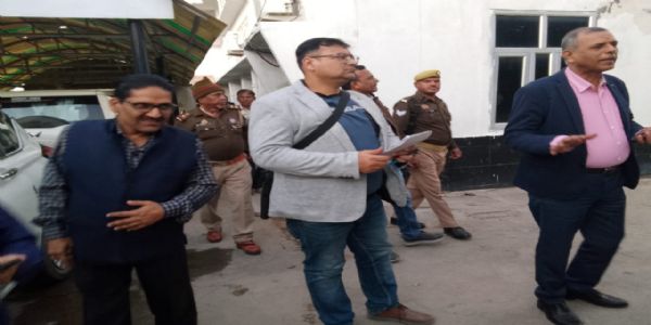 कानपुर से आई आयकर विभाग की टीम ने जिला सहकारी बैंक में की छापेमारी