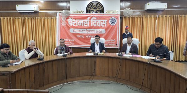 पेंशनर्स दिवस : डीएम ने पेंशनराें काे किया सम्मानित