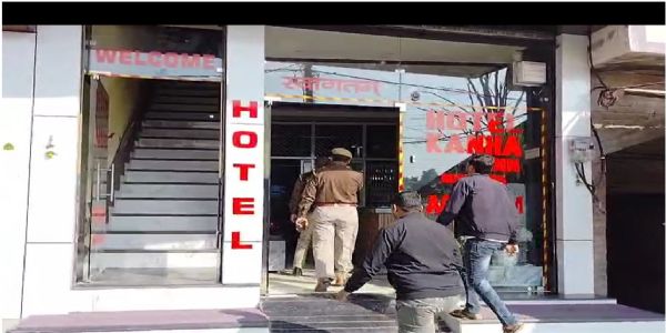 पुलिस ने हाेटलाें में छापा मारकर नाबालिग लड़की संग दाे युवकाें काे हिरासत में लिया