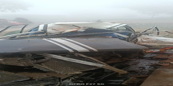 बलिया में सड़क किनारे दुकान में घुसी कार, दो की मौत