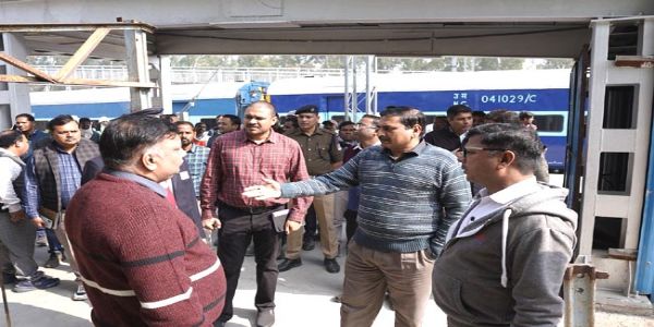 चुनार-चोपन दोहरीकरण व स्टेशन विकास कार्यों का जीएम ने किया निरीक्षण