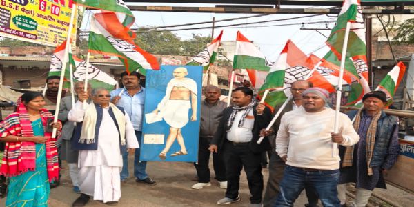 मनरेगा योजना समाप्त करने के विरोध में कांग्रेस नेताआ ने किया विरोध प्रदर्शन